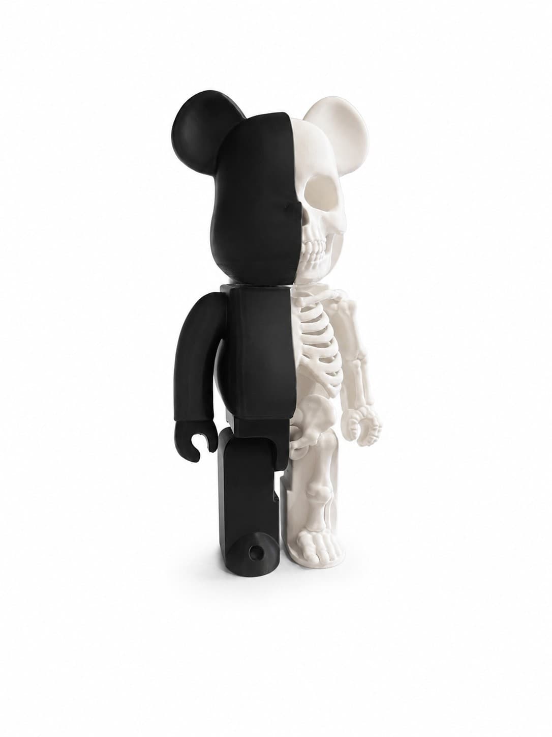 Statuina bearbrick meta' nera e meta' scheletro